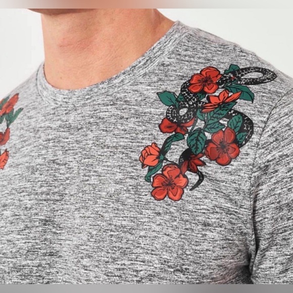 Hollister Curved Hem T-Shirt - Picture 3 of 7